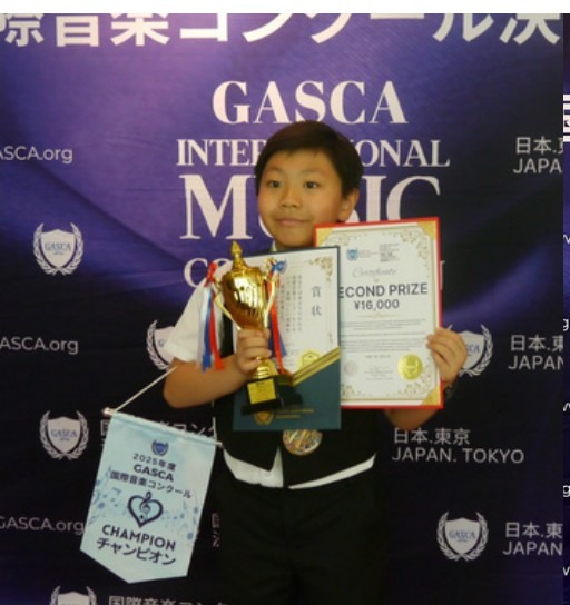 Lee Yan Kit holding his trophy, champion pennant and Second Prize certificate at the GASCA Tokyo final